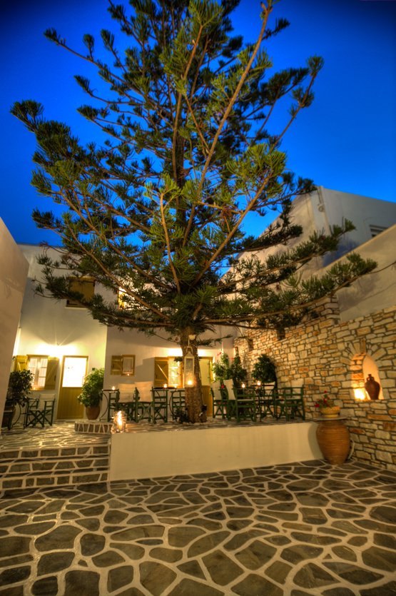 Καλώς ήρθατε στην πανσιόν Ostria, στη διάσημη Νάουσα της Πάρου!
